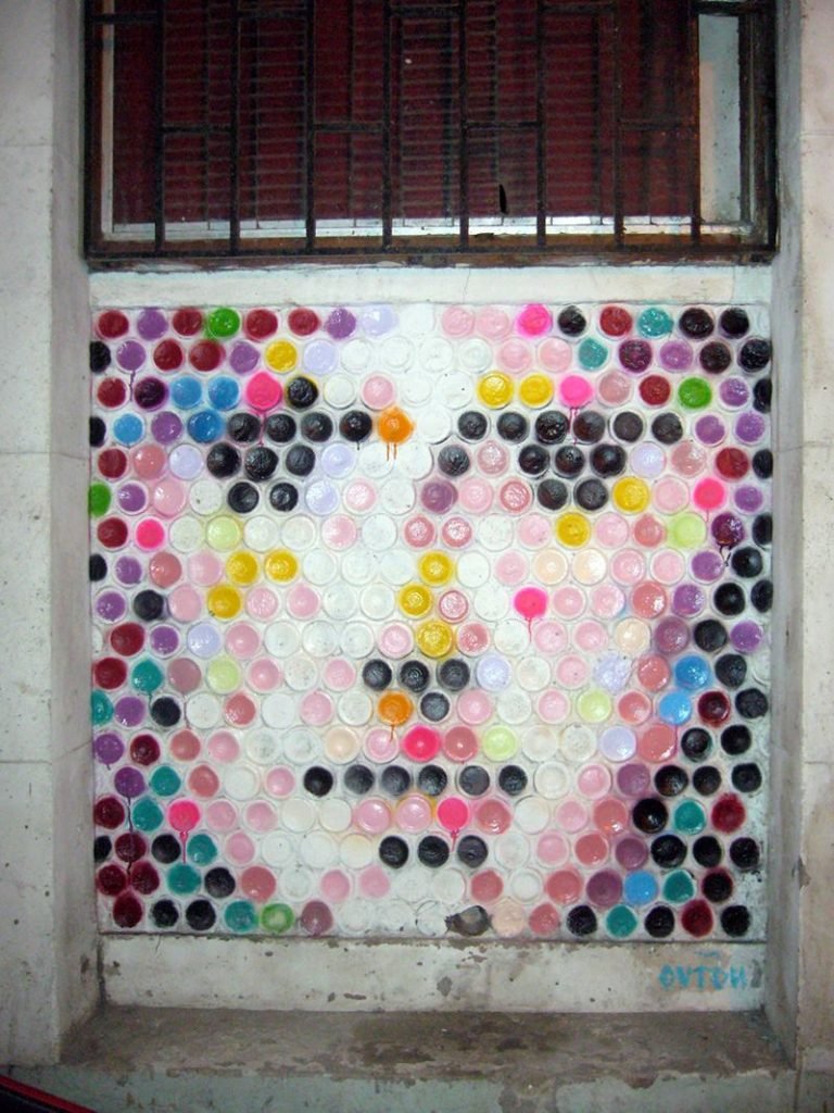 Rostro sobre botellas_cerca _Graffiti arte ubano_Coruña_Outon