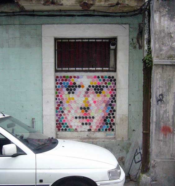 Rostro sobre botellas_lejos _Graffiti arte ubano_Coruña_Outon