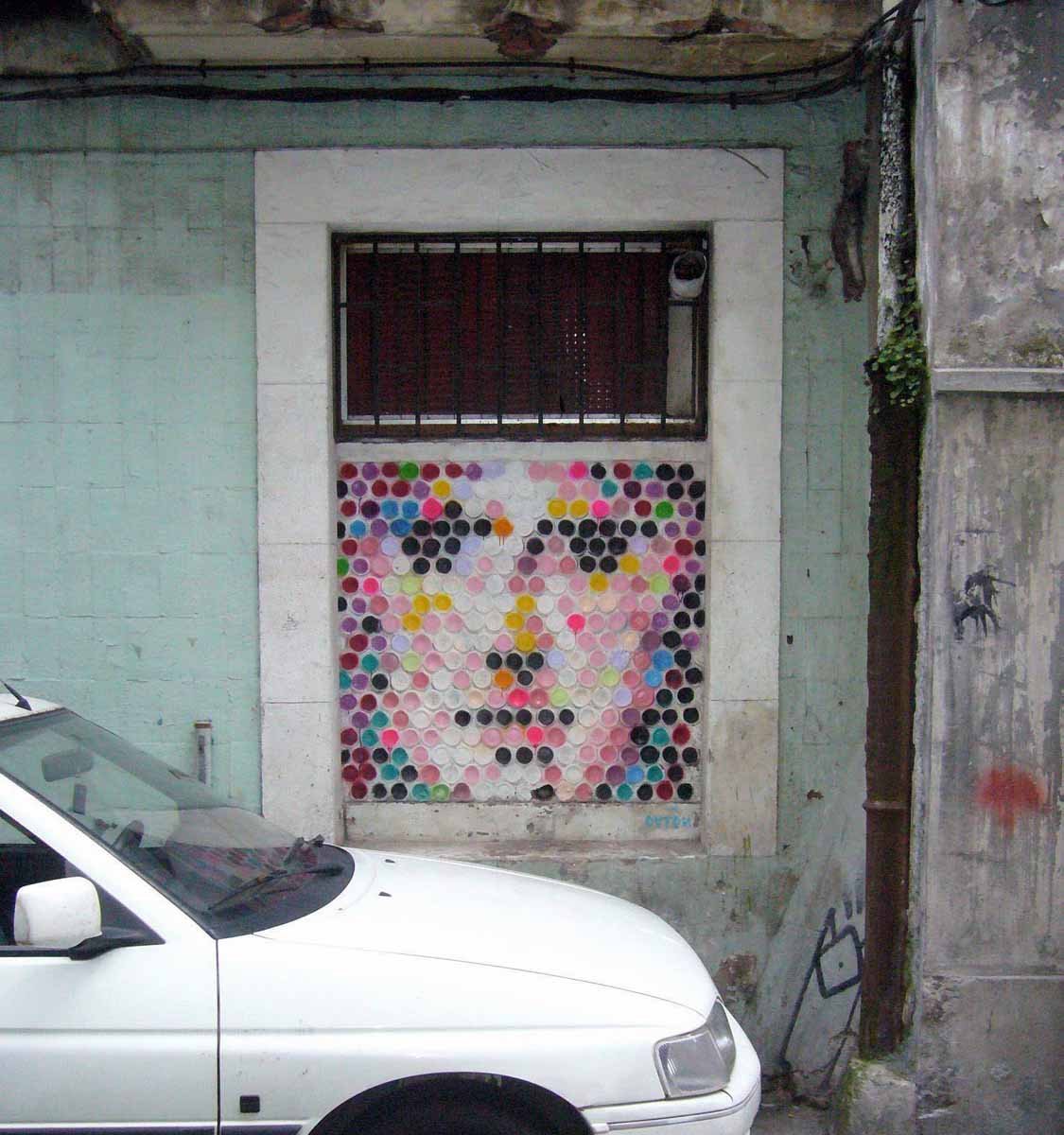 Rostro sobre botellas_lejos _Graffiti arte ubano_Coruña_Outon Rostro sobre botellas_lejos _Graffiti arte ubano_Coruña_Outon