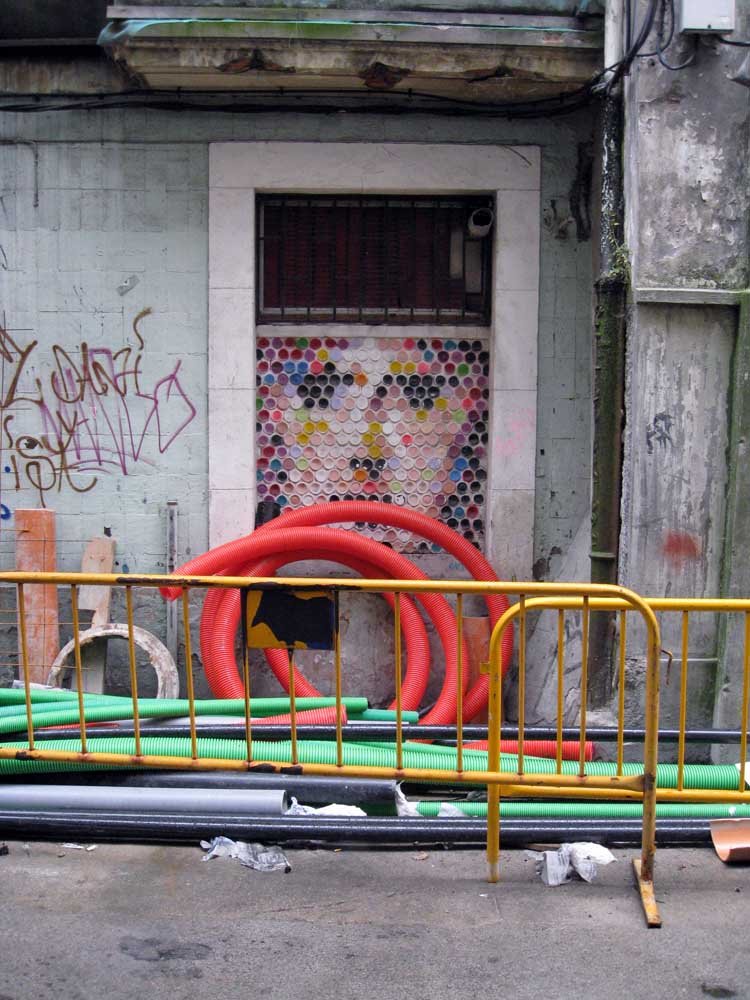 Rostro sobre botellas_Graffiti arte ubano_obras_Coruña_Outon