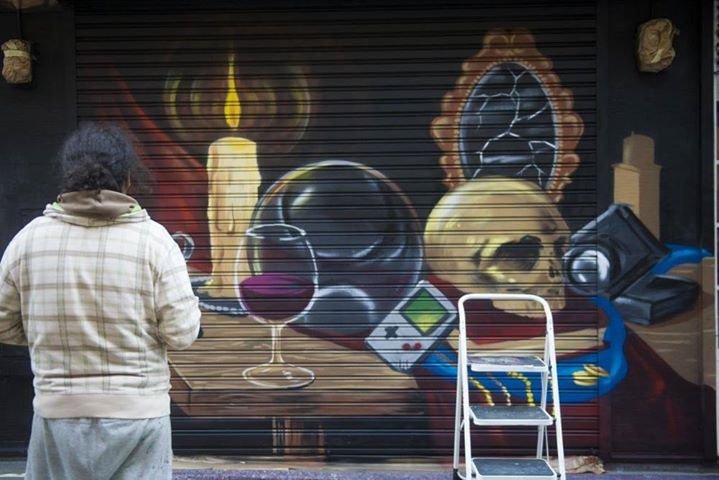 Bar 13 Coruña_mural de Outon pintando