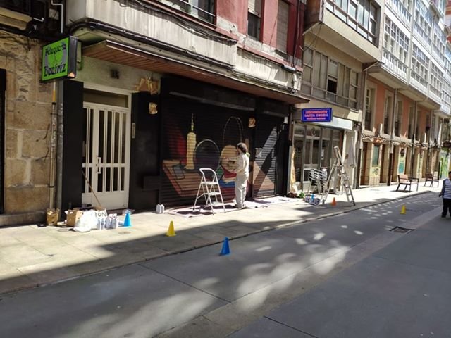 Bar 13 Coruña_mural de Outon pintando