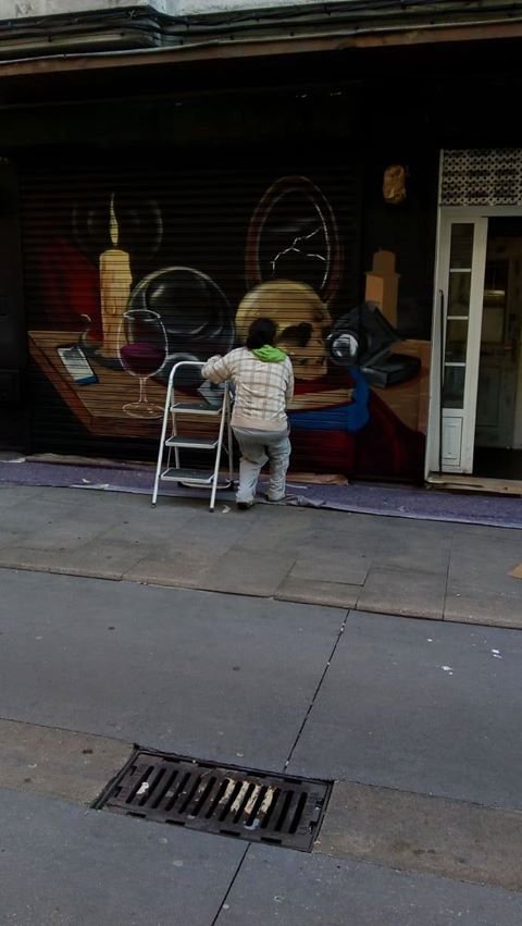 Bar 13 Coruña_mural de Outon pintando