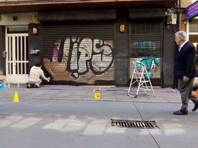 Bar 13 Coruña_mural de Outon pintando