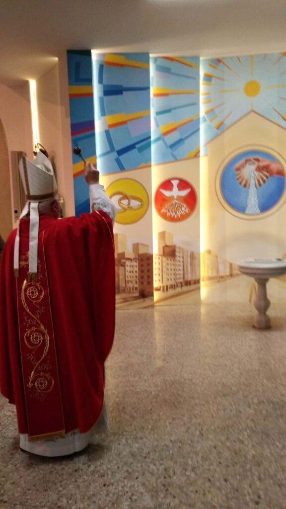 Arzobispo de Compostela Julián Barrio bendice mural arte baptisterio_Iglesia de Nuestra Señora del Carmen Coruña